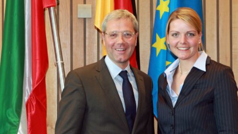 „Eine CDU-Geführte Landesregierung wird eine Dichtheitsprüfung nur bei begründetem konkreten Verdacht fordern“, so CDU-Spitzenkandidat Norbert Röttgen und Christina Schulze Föcking, die in seinem Kabinett Landwirtschaftsministerin werden soll. „Eine CDU-Geführte Landesregierung wird eine Dichtheitsprüfung nur bei begründetem konkreten Verdacht fordern“, so CDU-Spitzenkandidat Norbert Röttgen und Christina Schulze Föcking, die in seinem Kabinett Landwirtschaftsministerin werden soll.